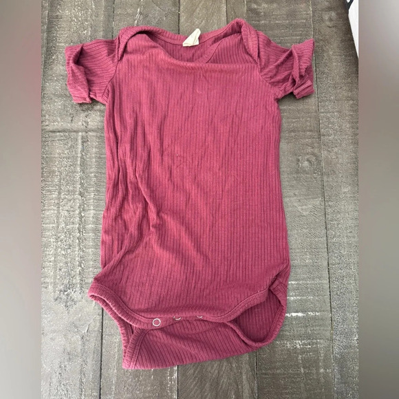 KATE QUINN Maroon Ribbed Modal Blend Bodysuit Rolled Sleeves Size 6-12 months - Picture 2 of 3